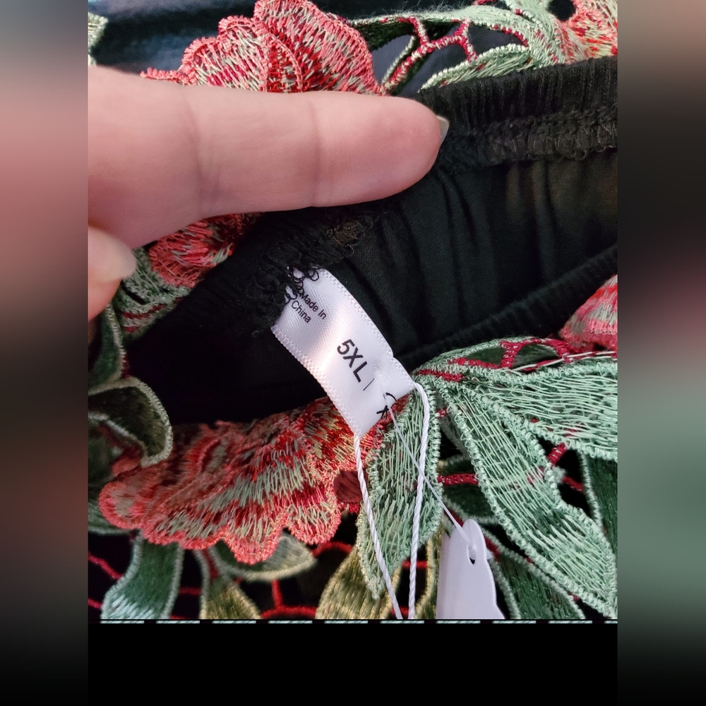 Rosegal Half-sleeve Black dress with Roses (read description) - Picture 6 of 9